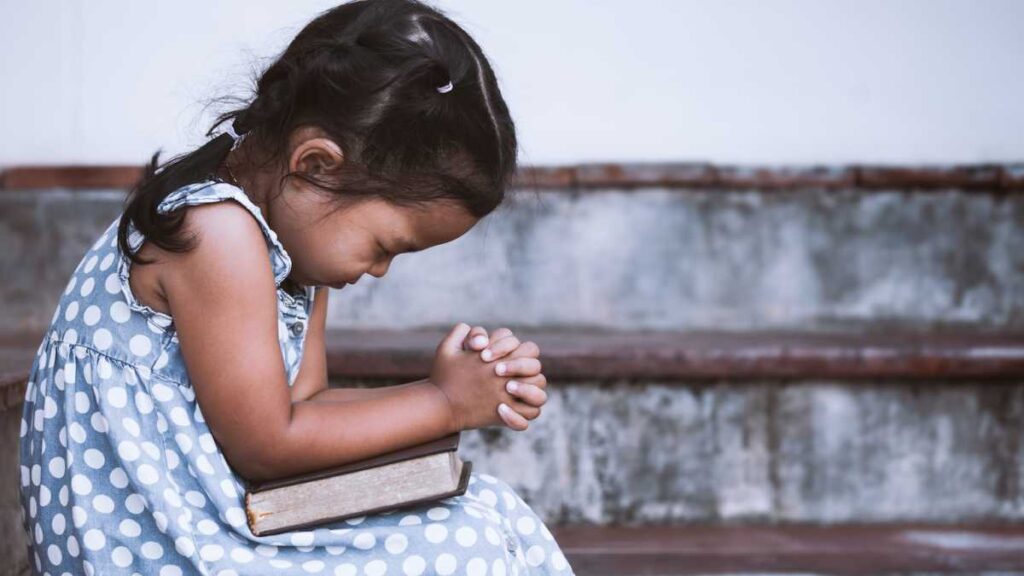 bambina in preghiera | liberazione e risveglio trento